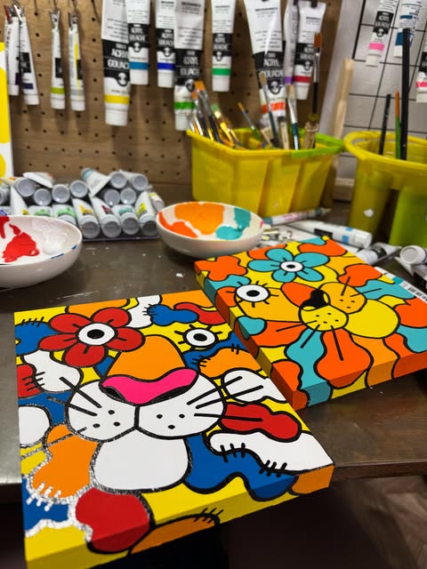 制作中のアクリル画とアトリエの絵の具
