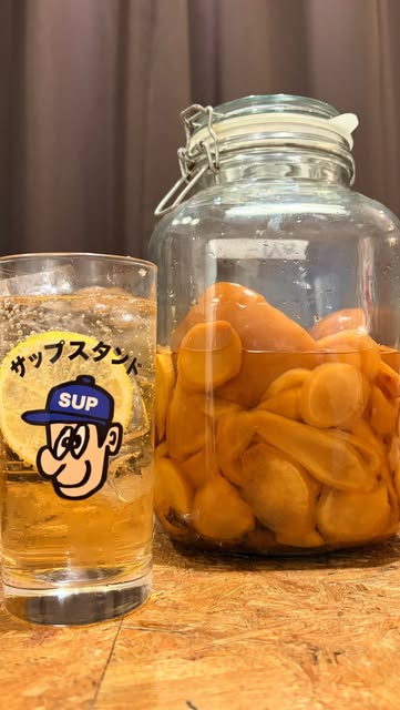 サップスタンドのオリジナルグラスに注がれた自家製ドリンク